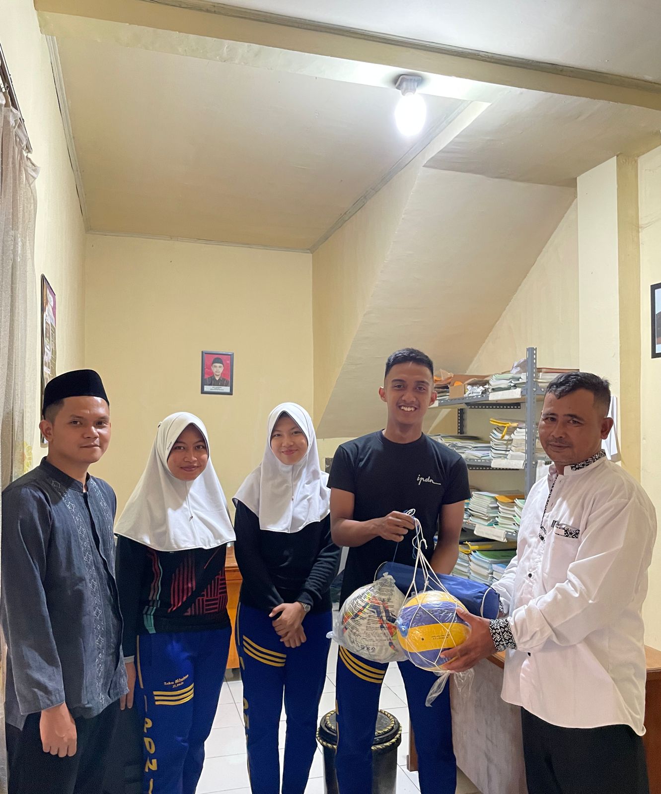Praja IPDN Berikan Alat Olahraga Sebagai Tanda Terima Kasih Atas Terlaksananya Program BKP di Desa Tanjungsari